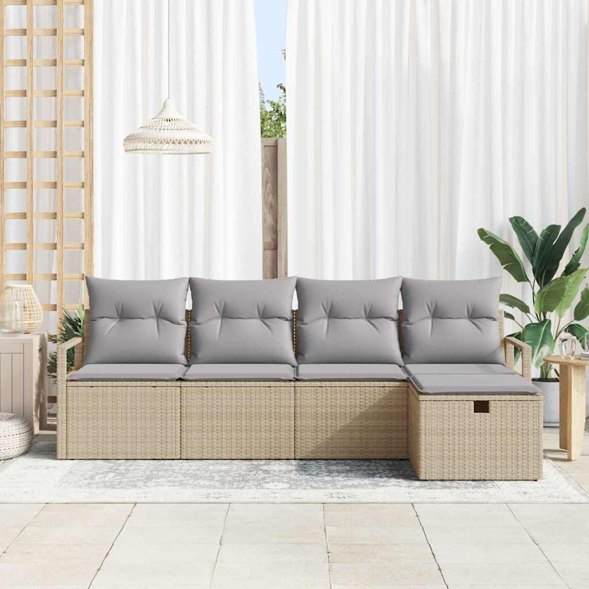 Rattansofa im Freien mit grauen Kissen. Weiße Vorhänge und eine grüne Pflanze im Hintergrund. Beiger Boden und ein Teppich.