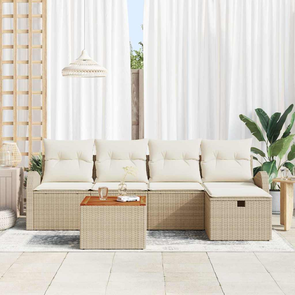 Wicker-Sofa mit cremefarbenen Kissen und Holztisch. Weiße Vorhänge im Hintergrund, eine Pflanze rechts, eine Lampe von oben.