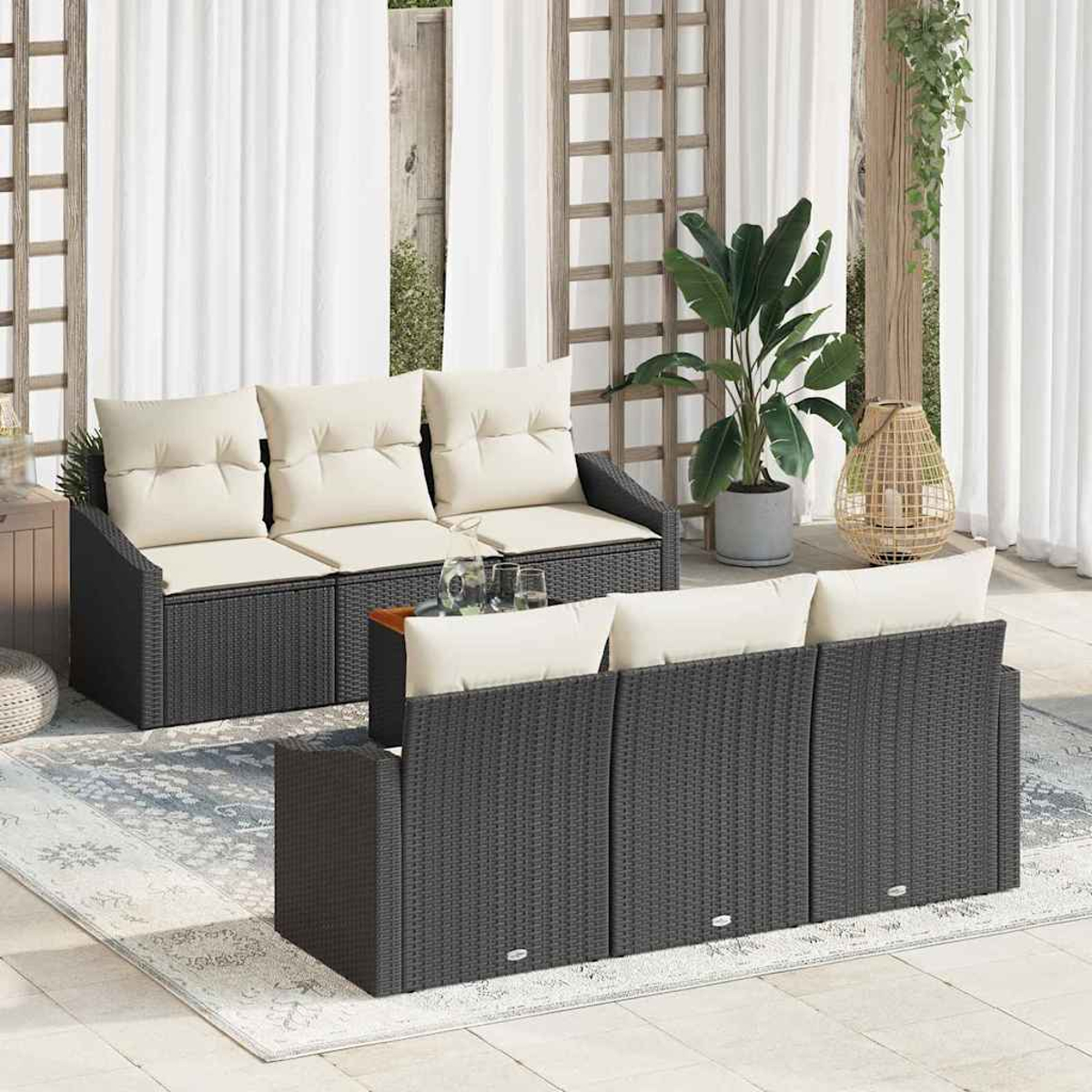 Outdoor-Terrassenset mit cremefarbenen Kissen. Enthält zwei Sofas, einen Teppich, eine Topfpflanze und eine dekorative Laterne. Transparente weiße Vorhänge im Hintergrund.