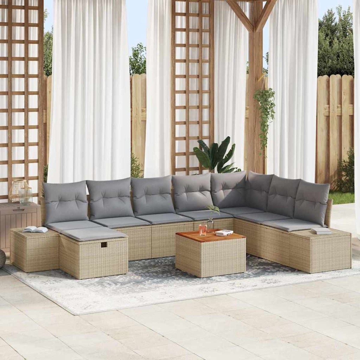 Ein Sitzbereich im Freien mit einem beigefarbenen Ecksofa, grauen Kissen und einem Holztisch. Weiße Vorhänge im Hintergrund.