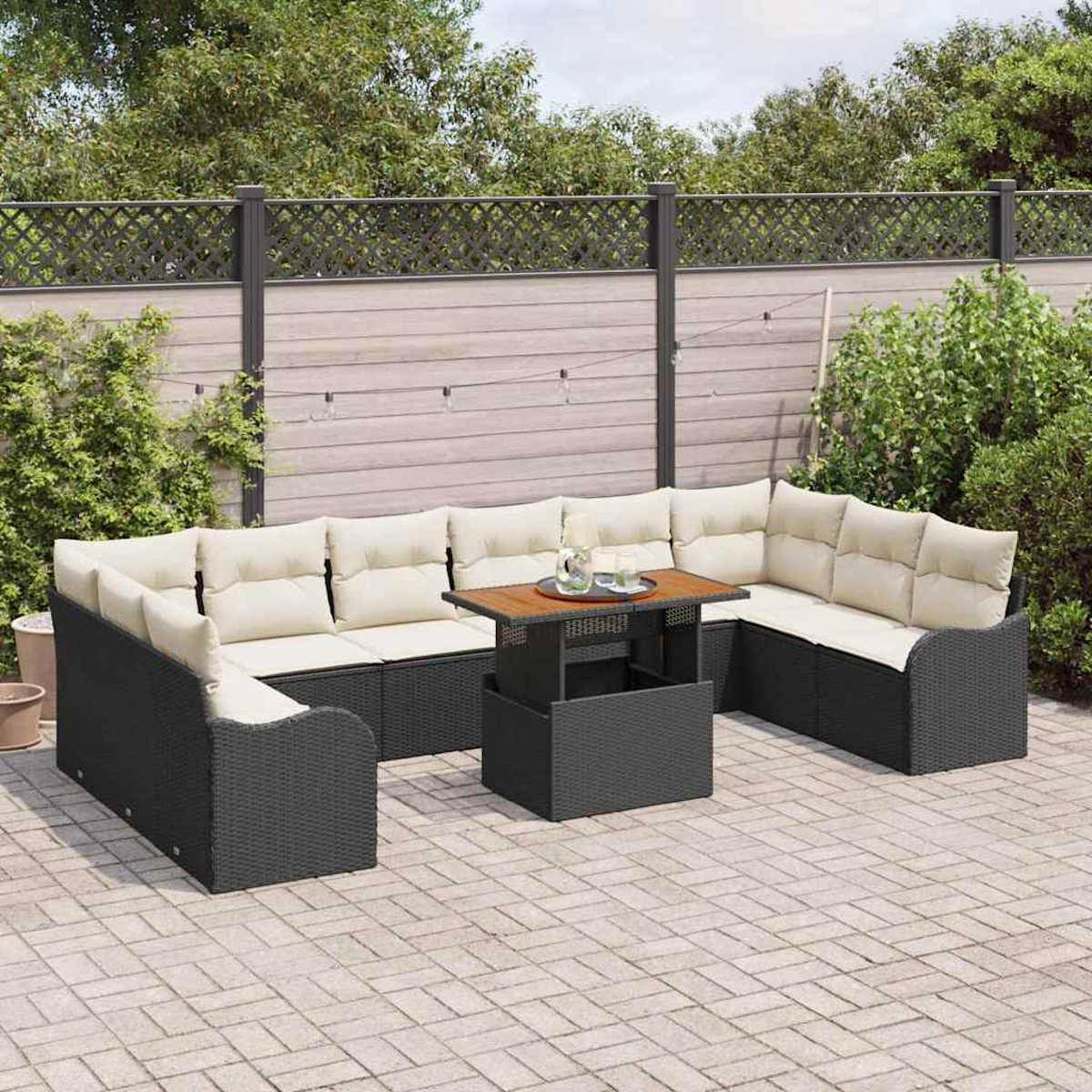 Outdoor-Ecksofa mit beigefarbenen Kissen, einem Holztisch auf einer Terrasse. Ein Zaun und Grün im Hintergrund.