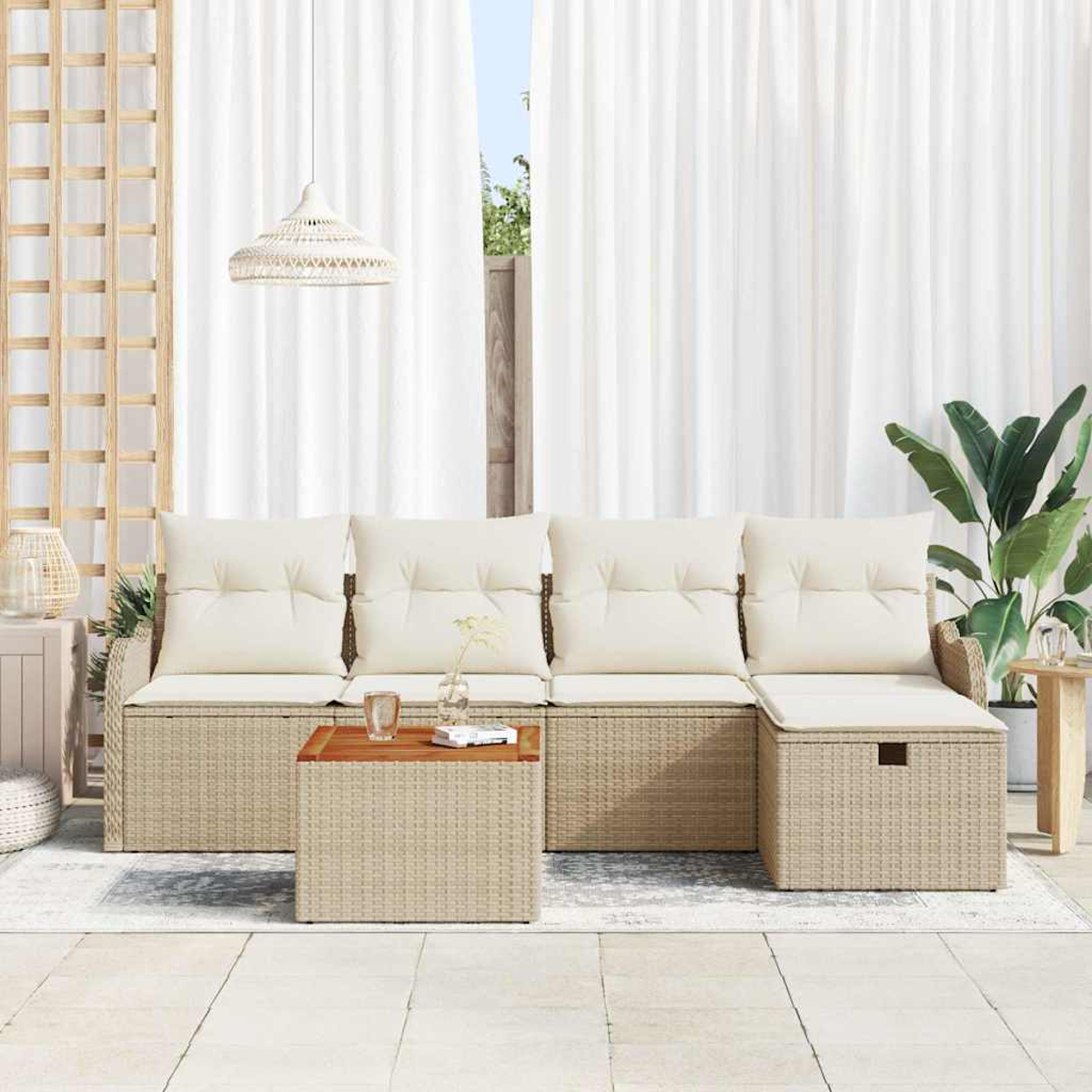 Beiges Outdoor-Sofa aus Korbgeflecht mit cremefarbenen Kissen und einem Holztisch. Weiße Vorhänge und eine Pflanze sind im Hintergrund.
