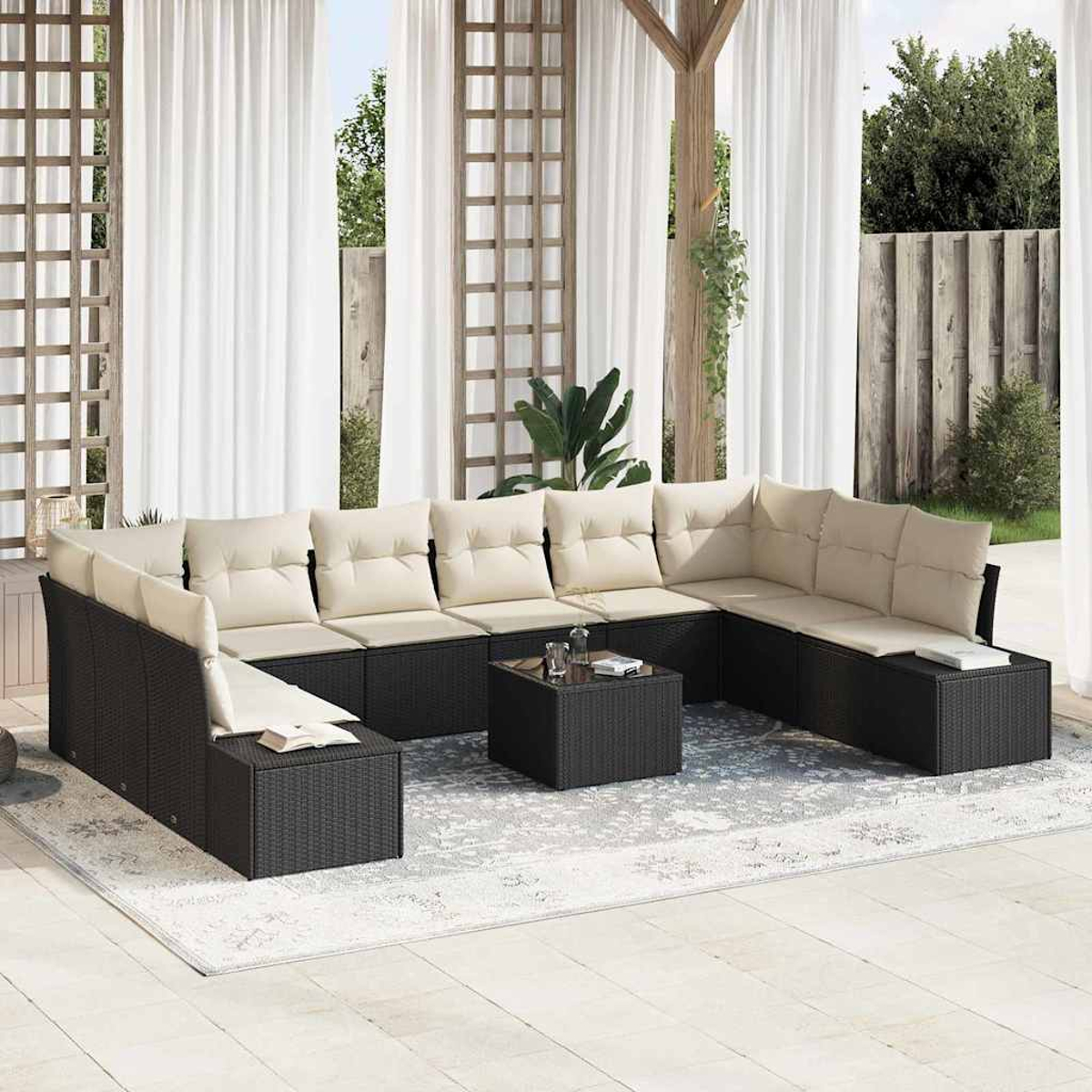 Outdoor-Ecksofa mit cremefarbenen Kissen auf einem grauen Teppich. Weiße Vorhänge und Holzgitter im Hintergrund. Ein kleiner quadratischer Tisch ist vorhanden.