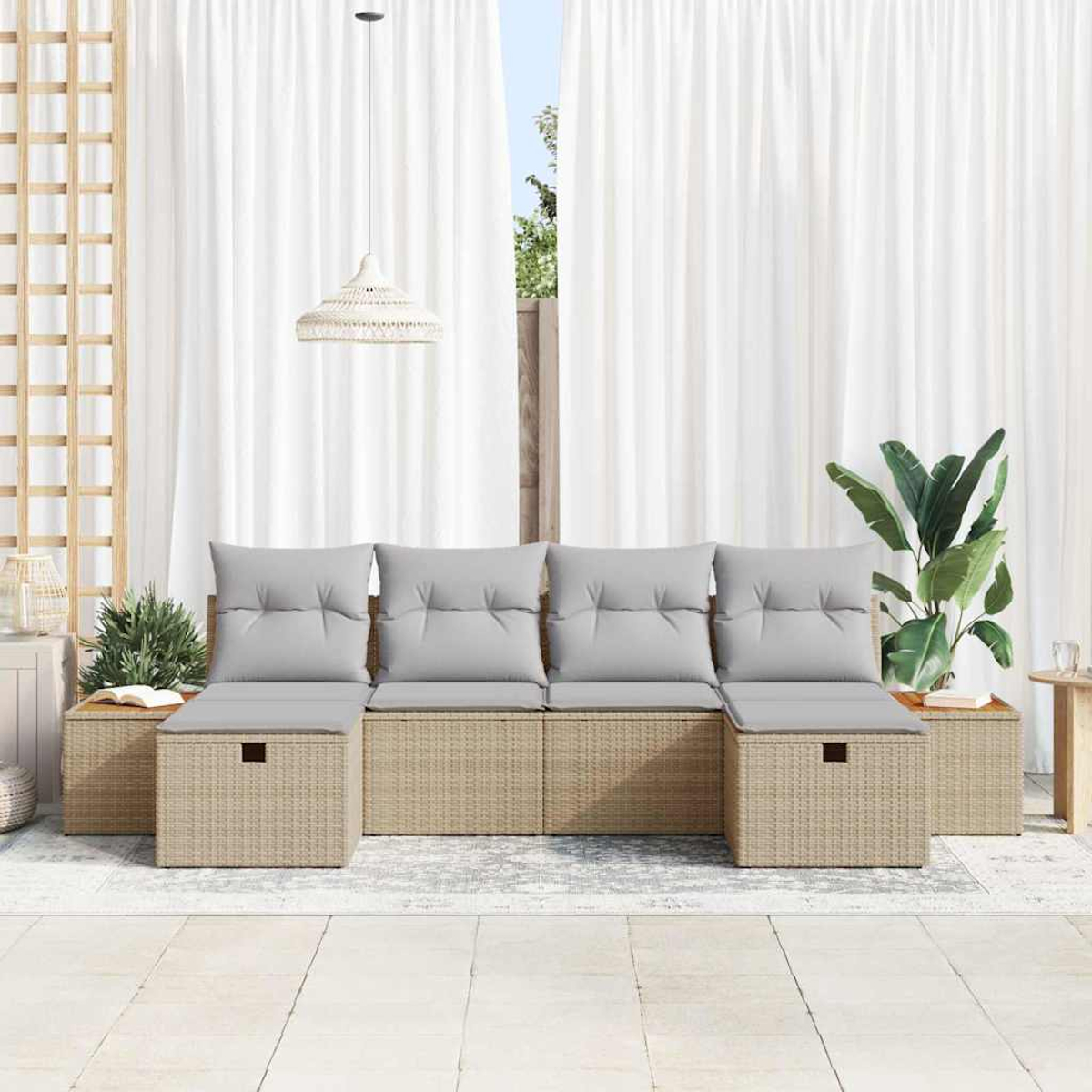 Rattan-Sofa im Freien mit grauen Kissen. Weiße Vorhänge und eine Hängelampe im Hintergrund. Pflanzen auf beiden Seiten. Beiger Fliesenboden.