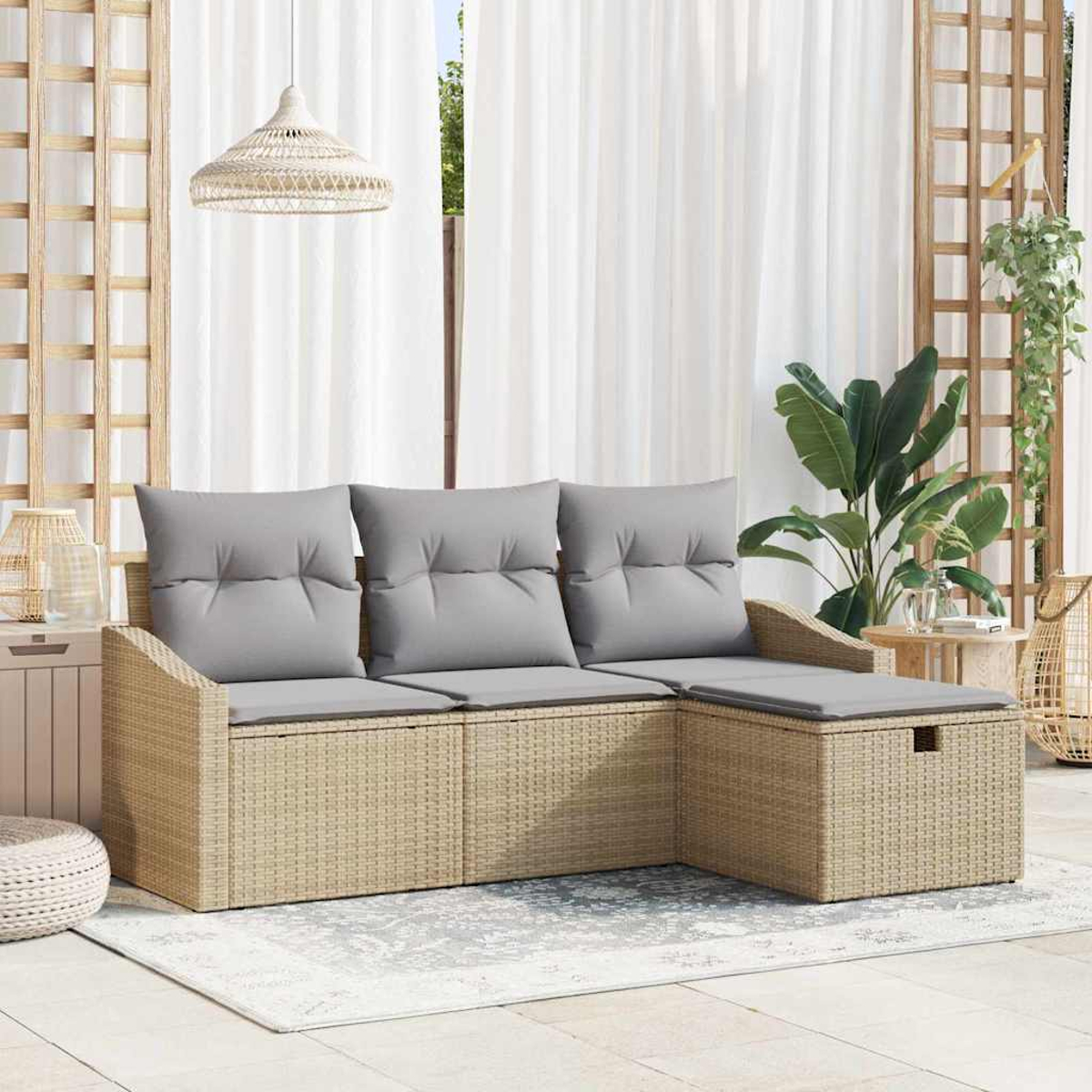 Ein Ecksofa für den Außenbereich mit grauen Kissen und einem gewebten Rahmen. Dahinter befinden sich weiße Vorhänge und eine Hängeleuchte.