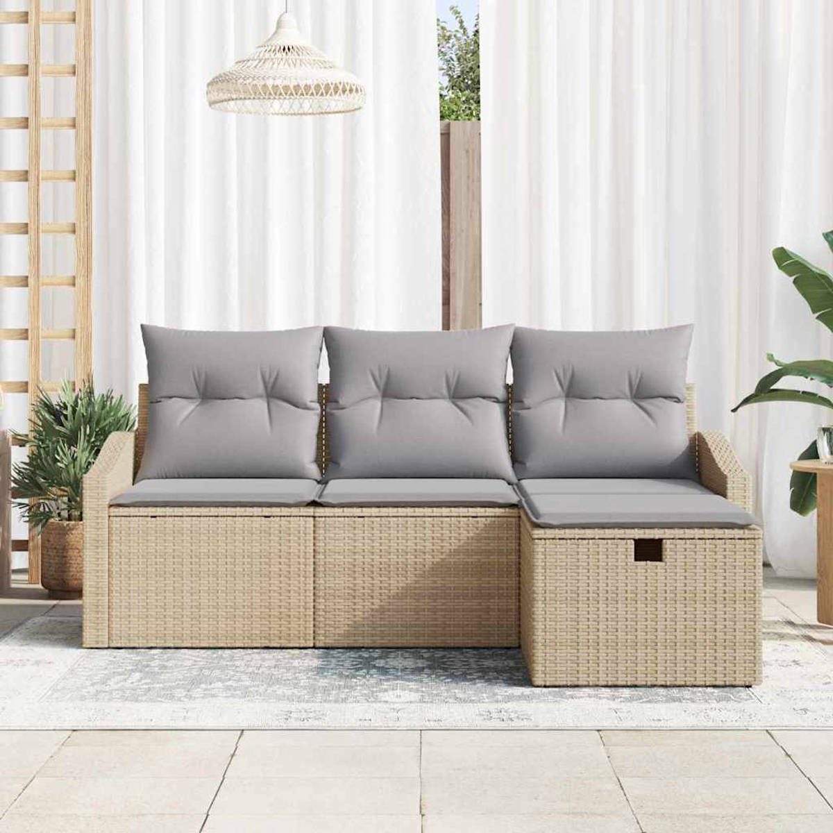 Ein hellbraunes Rattan-Sofa mit grauen Kissen steht auf einer Terrasse. Weiße Vorhänge und eine Hängelampe sind im Hintergrund.