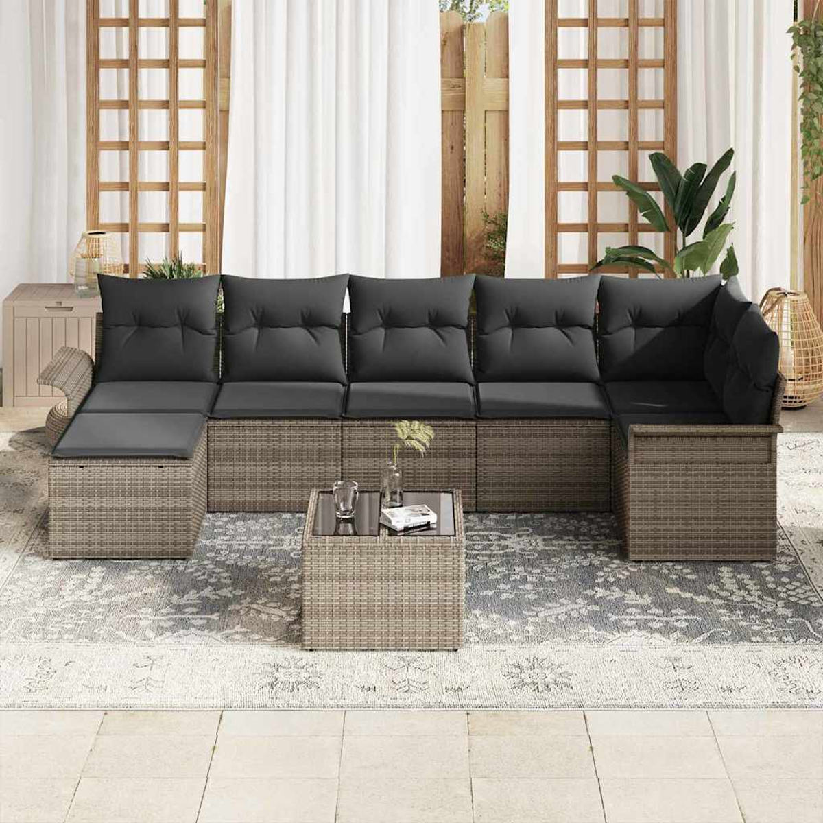 Outdoor-Ecksofa mit dunkelgrauen Kissen und einem kleinen Tisch. Die Szene spielt auf einer Terrasse mit Teppich.