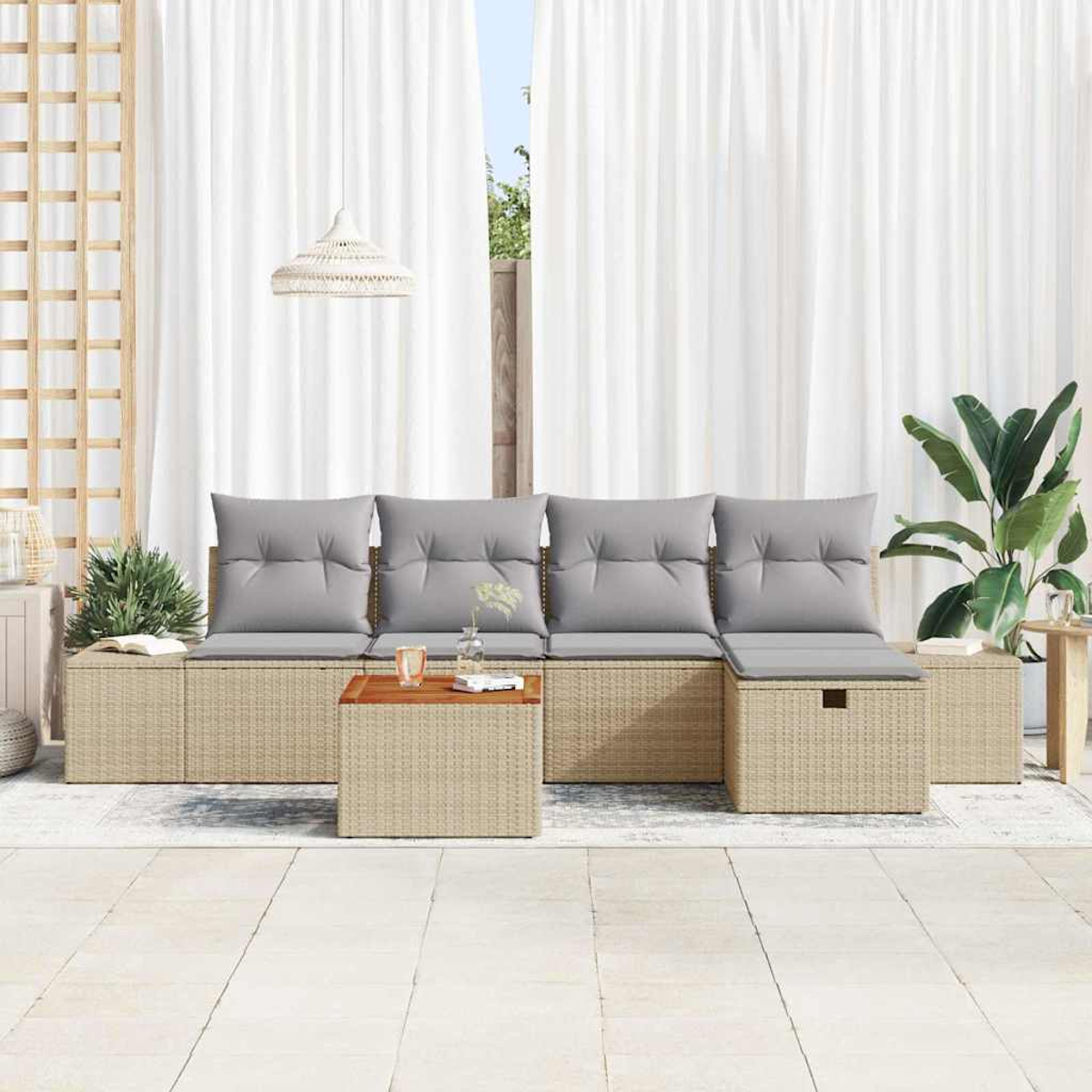 Outdoor-Sitzgruppe mit beigem Korbgeflecht, grauen Kissen und einem Holztisch. Weiße Vorhänge und eine Pflanze im Hintergrund.
