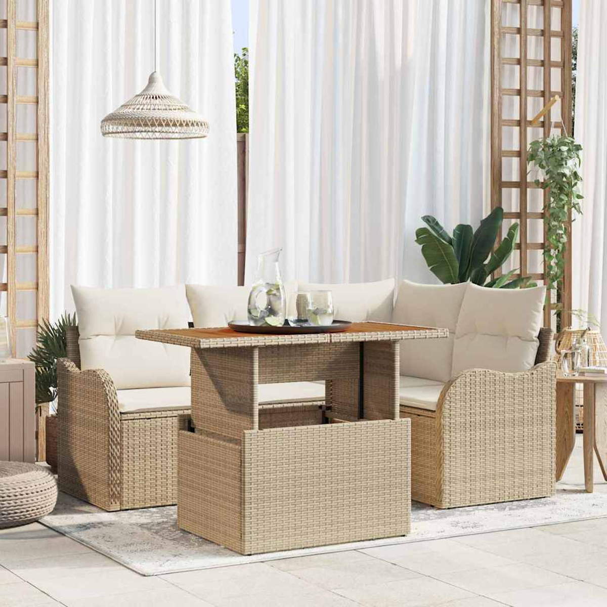 Terrassenmöbel-Set. Beigefarbenes Korbsessel und Stühle mit cremefarbenen Kissen um einen Tisch. Weiße Vorhänge.