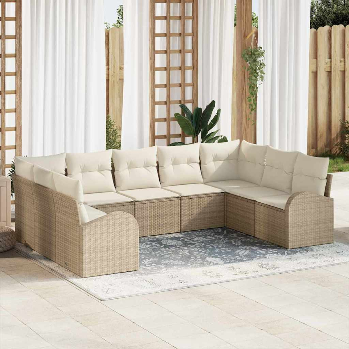 Outdoor-Ecksofa mit cremefarbenen Kissen, Korbgewebe. Weiße Vorhänge, Holzgitter und ein Teppich auf einer Terrasse.