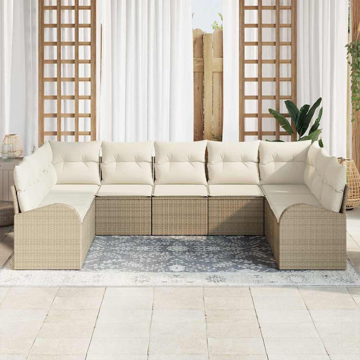 Outdoor-Ecksofa mit cremefarbenen Kissen, beigefarbener Webbasis. Weiße Vorhänge, Holzgitter und ein gemusterter Teppich im Hintergrund.