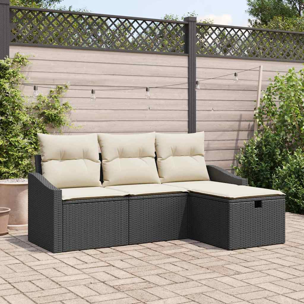 Outdoor-Ecksofa mit cremefarbenen Kissen auf einer Ziegelterrasse. Ein Holzzaun mit Pflanzen im Hintergrund.