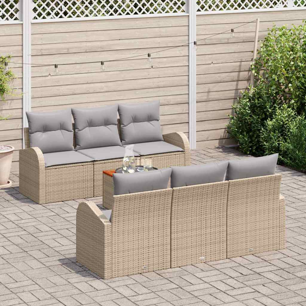 Gartenmöbel-Set. Beige Korbsessel und -sofa mit grauen Kissen. Holztisch mit Gläsern. Hintergrund: Holzzaun.