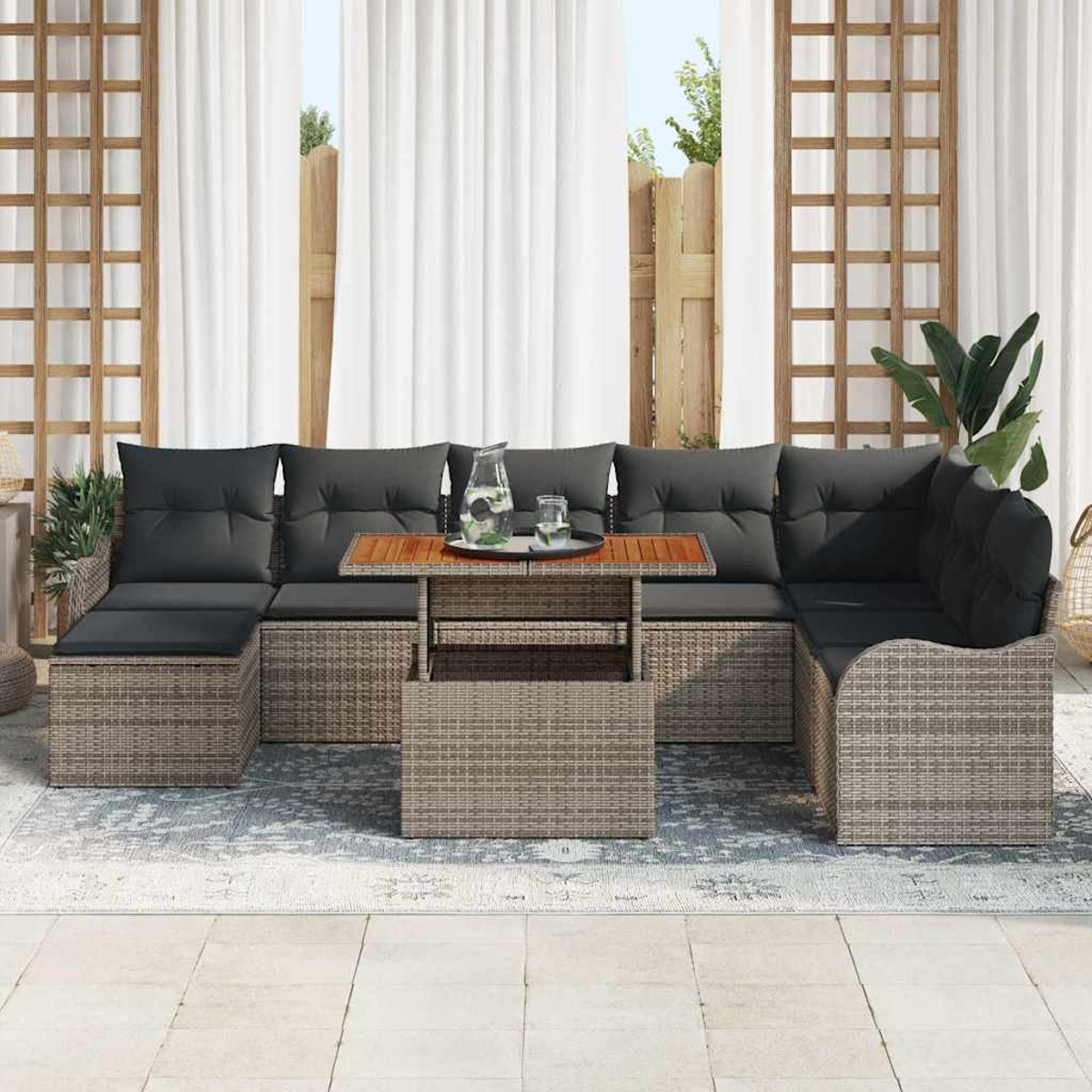 Outdoor-Ecksofa mit dunklen Kissen, einem Holztisch und weißen Vorhängen. Pflanze im Hintergrund. Eine entspannte Umgebung im Freien.