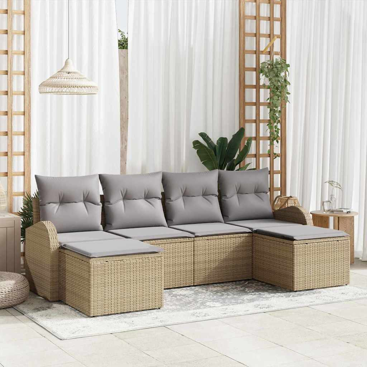 Ein Ecksofa aus Korbgeflecht mit grauen Kissen steht vor weißen Vorhängen. Eine gewebte Lampe hängt darüber. Grüne Pflanzen und ein Holzgitter.