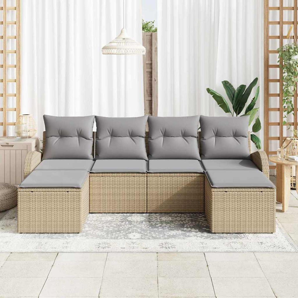 Ein geflochtenes Outdoor-Ecksofa mit grauen Kissen. Weiße Vorhänge im Hintergrund, mit einer Hängelampe und Pflanzen.