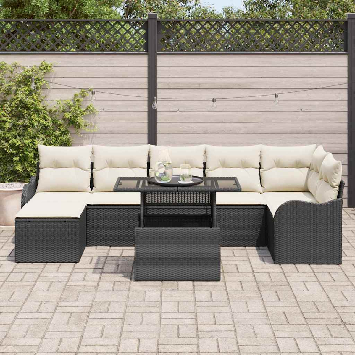 Outdoor-Ecksofa mit cremefarbenen Kissen und einem schwarzen Tisch. Vor einem Holzzaun und einer Ziegelterrasse.