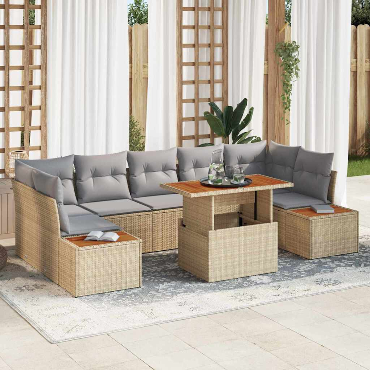 Outdoor-Wicker-Möbelset mit grauen Kissen, einschließlich eines Couchtisches, auf einem gemusterten Teppich, mit Vorhängen und Holzstruktur.