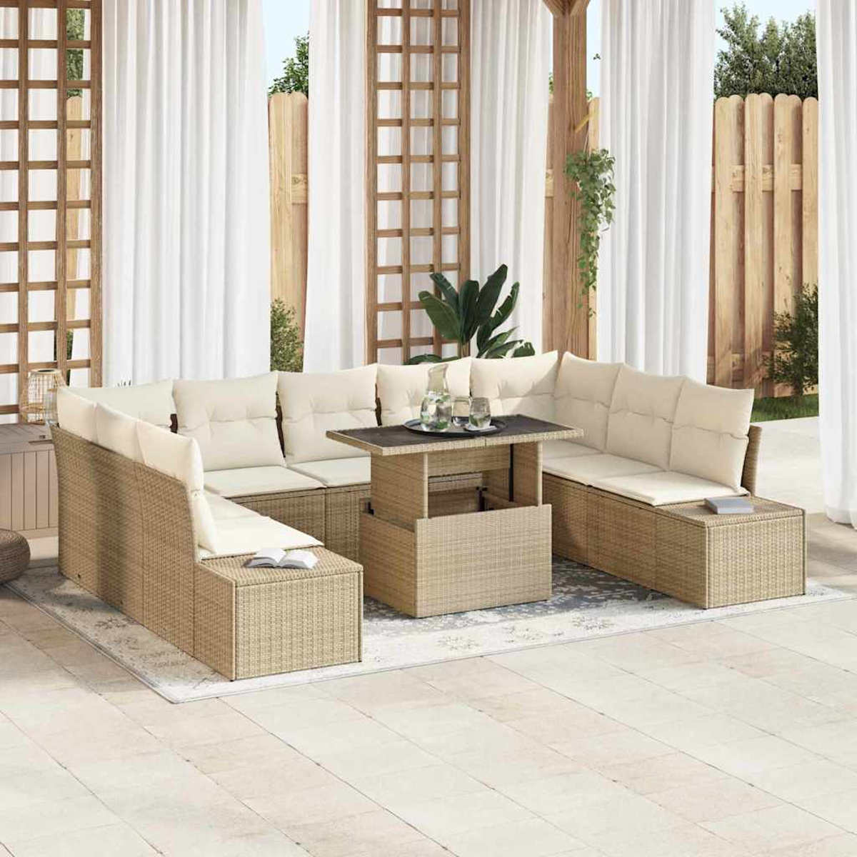 Outdoor-Ecksofa mit Kissen, Couchtisch und transparenten Vorhängen. Beige Korbmöbel und cremefarbene Kissen. Entspannende Umgebung im Freien.