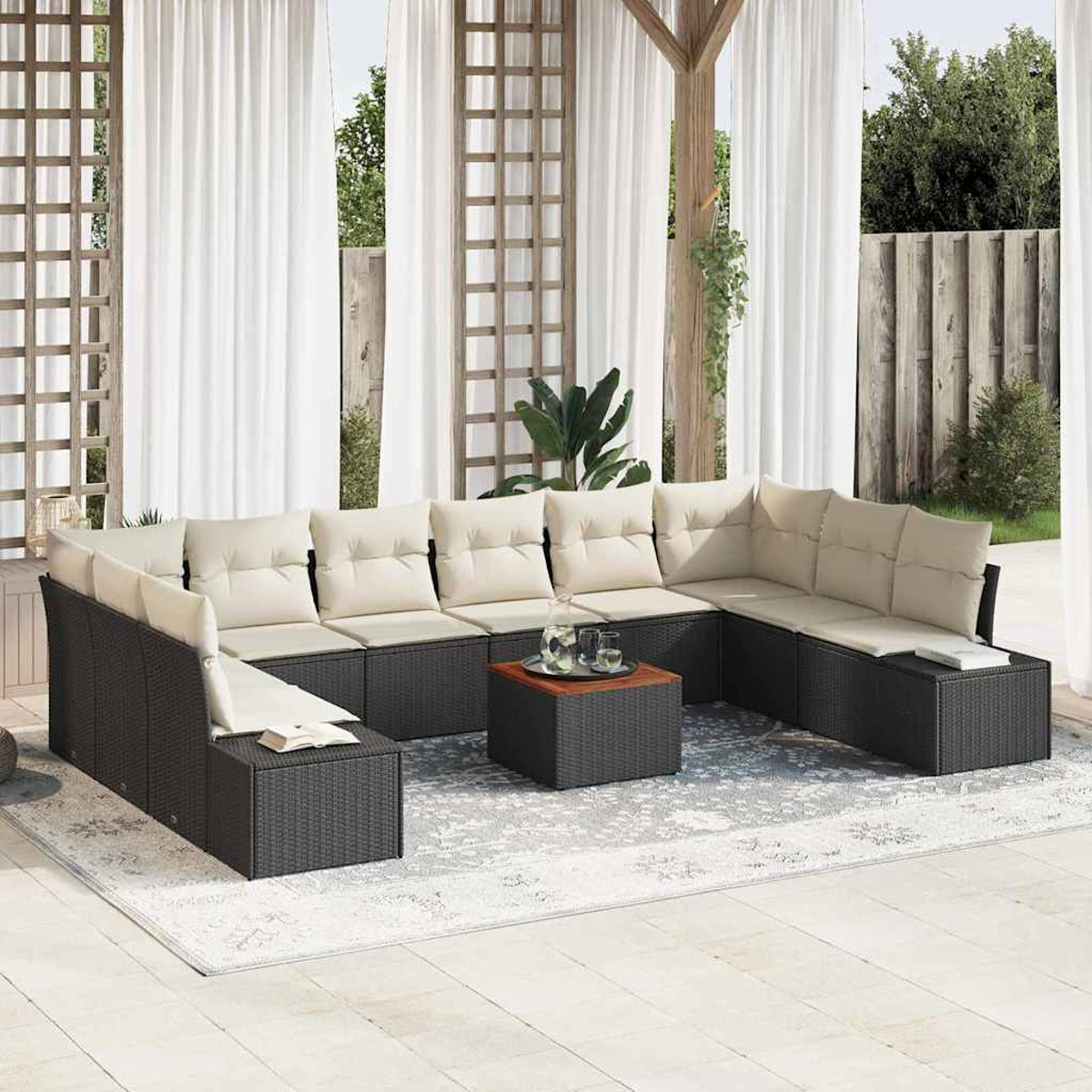 Outdoor-Geflecht-Ecksofa mit beigen Kissen, einem Holztisch und weißen Vorhängen.