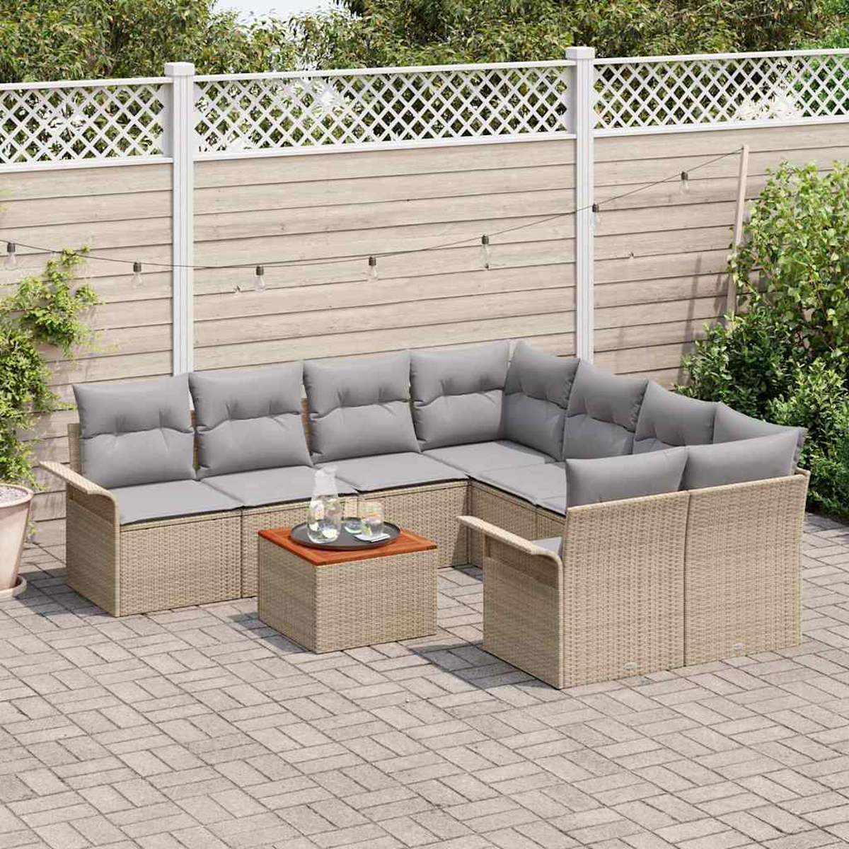 Garten-Sitzgruppe auf einer Terrasse. Beige Korbmöbel mit grauen Kissen und einem kleinen Tisch. Ein Holzzaun und grüne Pflanzen im Hintergrund.