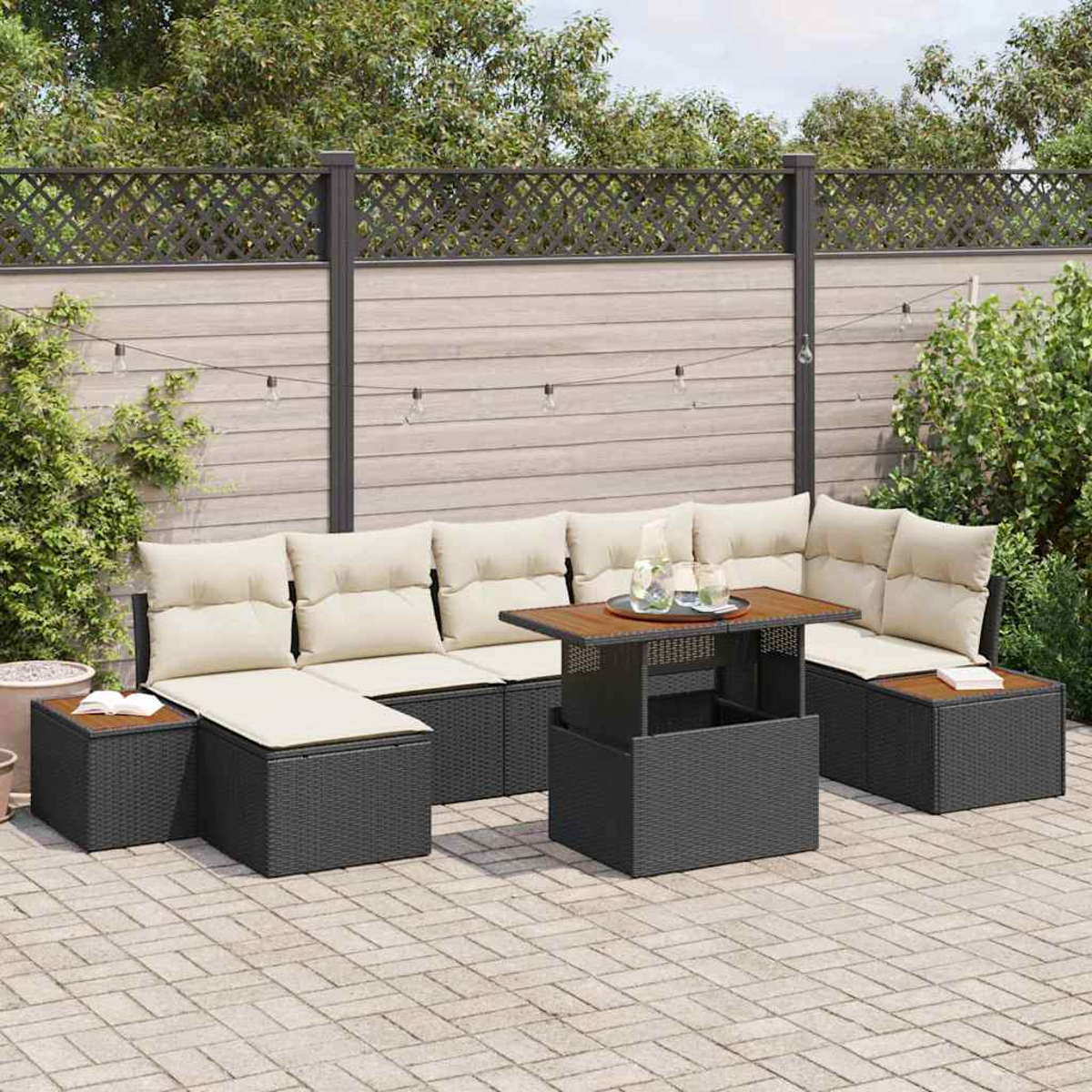 Sofá seccional para exteriores con cojines beige y una mesa de madera en un patio pavimentado. Una valla y vegetación en el fondo.