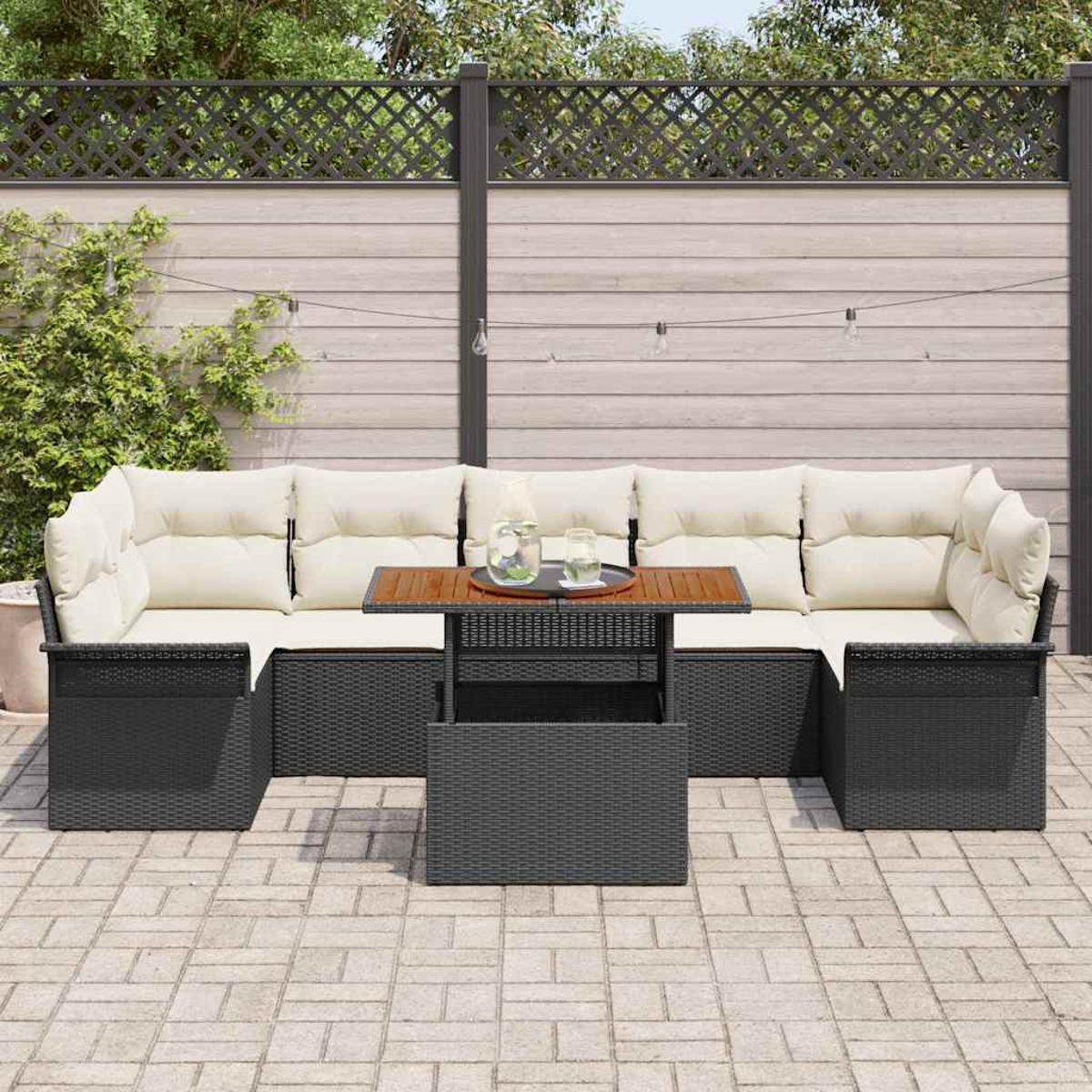 Garten-Lounge-Set mit schwarzem Korbmöbel, cremefarbenen Kissen und Holztisch. Hintergrund: Zaun und Pflanzen.