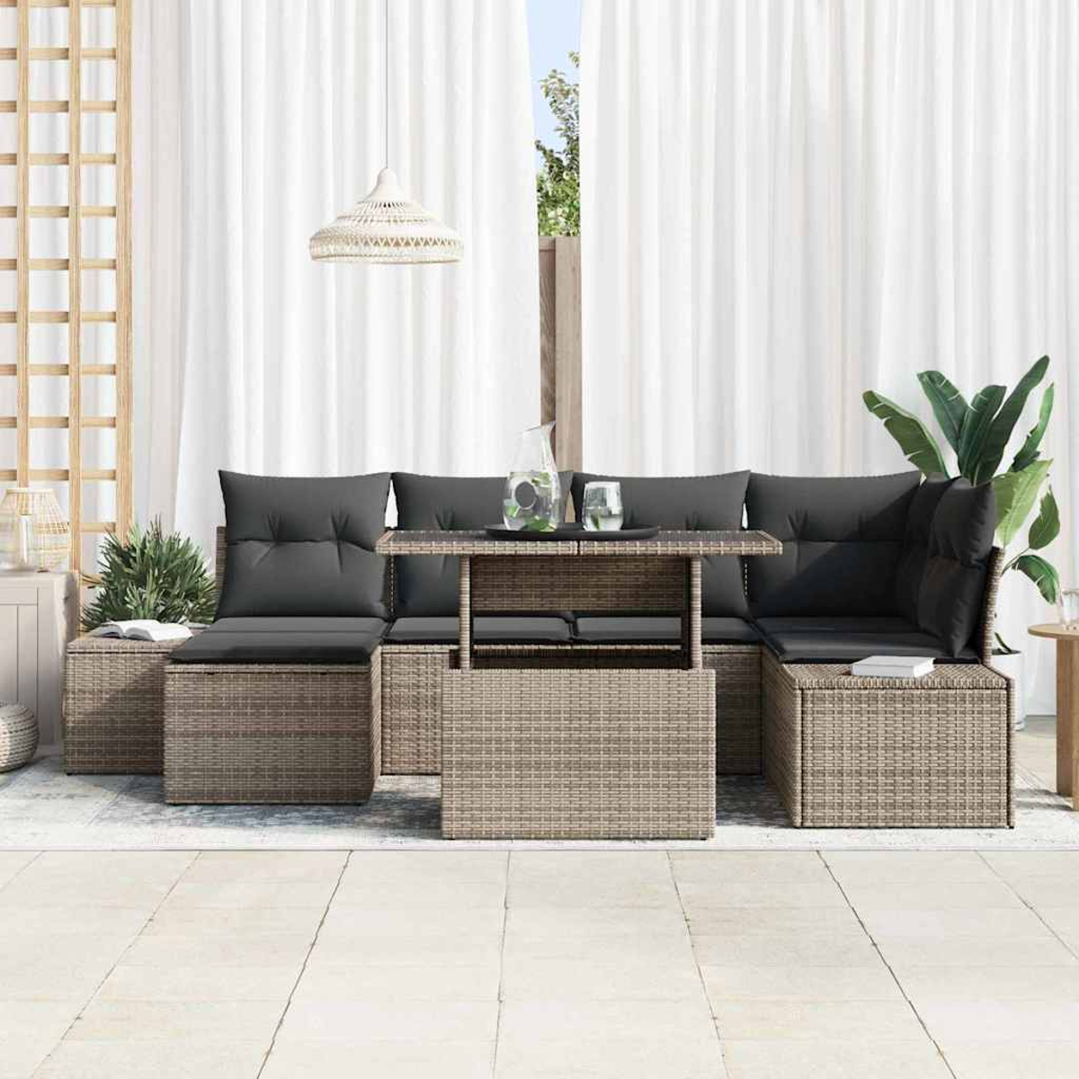 Gartenmöbel-Set mit grauen Kissen, einem Tisch und einer Hängelampe. Vorhänge und Pflanzen im Hintergrund.