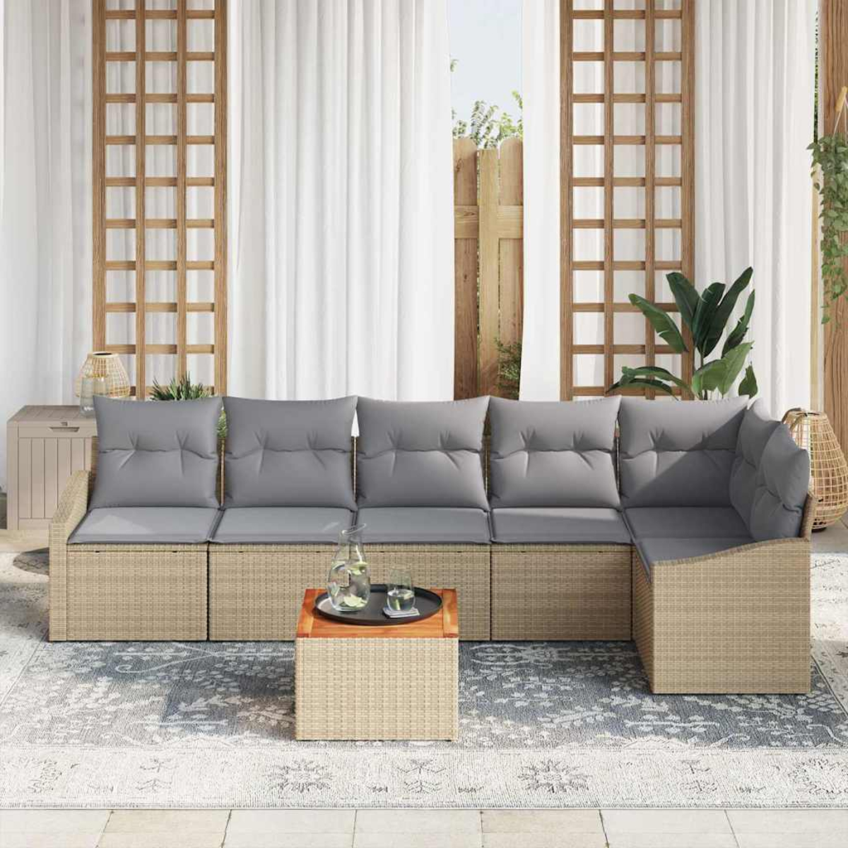 Outdoor-Ecksofa mit grauen Kissen und einem kleinen Tisch. Weiße Vorhänge und Holzgitter im Hintergrund.