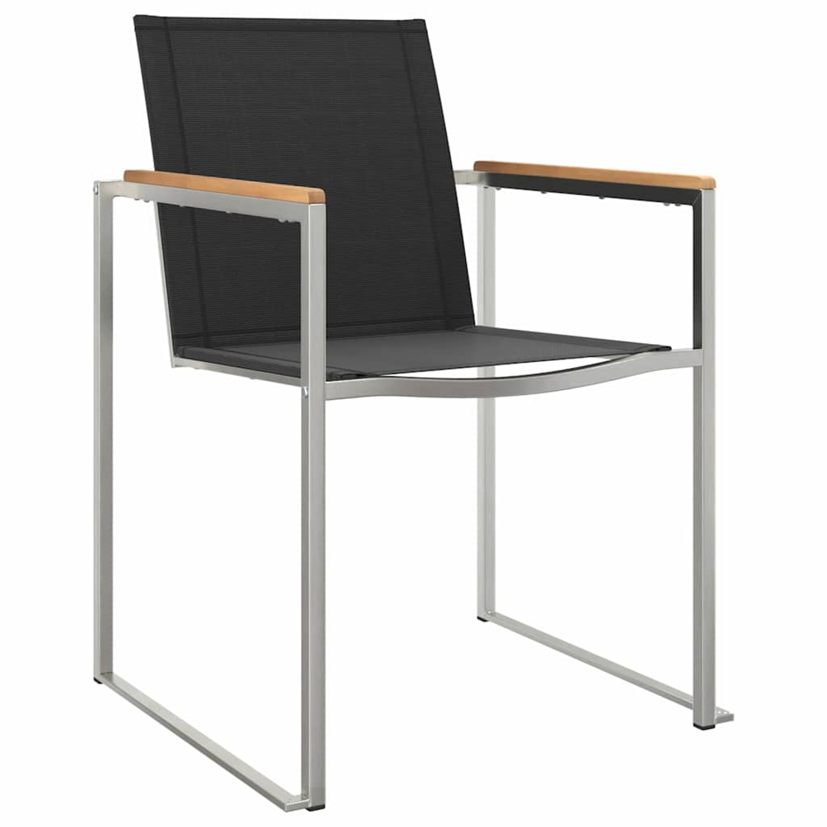 Ein moderner Stuhl für den Außenbereich mit schwarzem Netzrücken und Sitz, silbernem Metallgestell und Holzarmlehnen vor weißem Hintergrund.