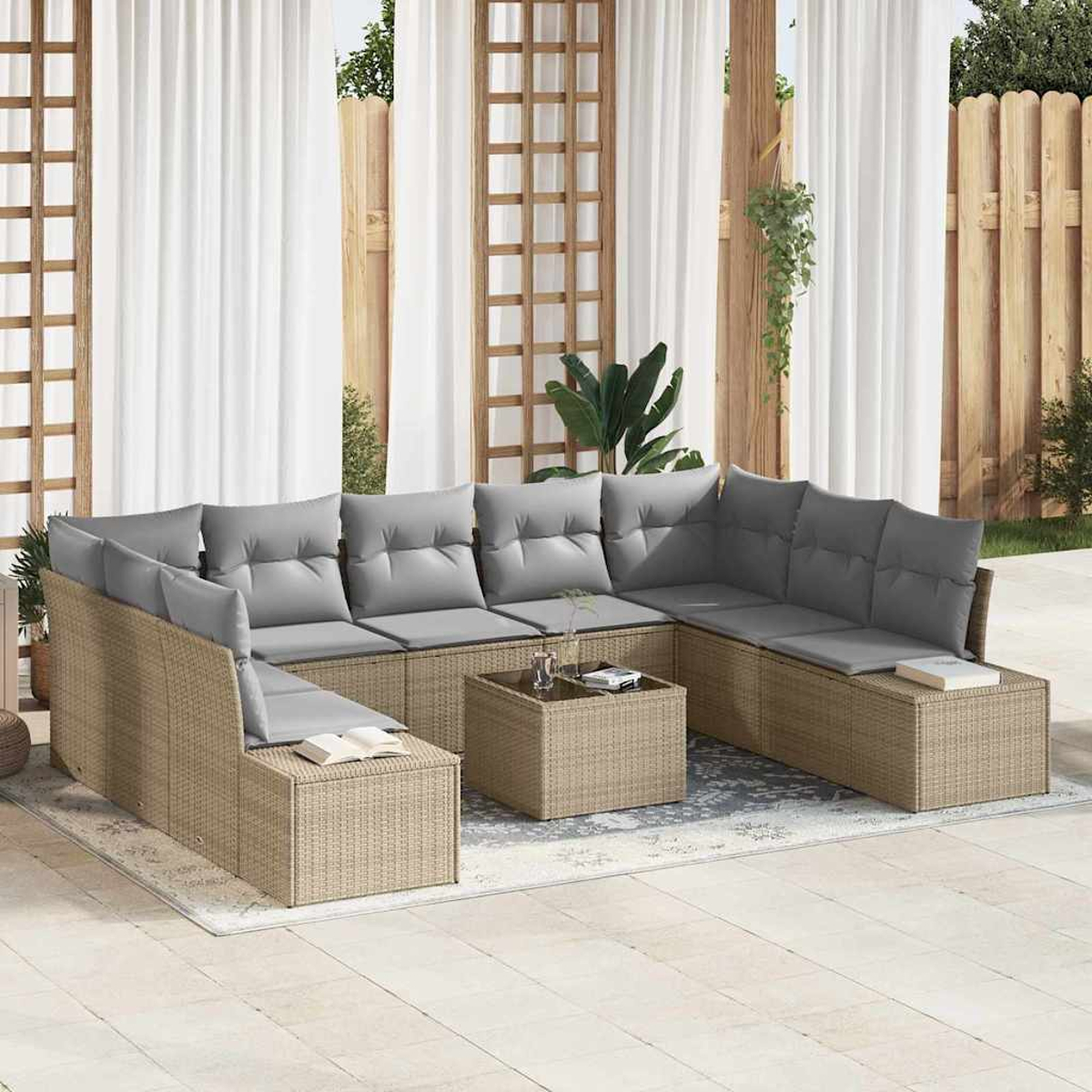 Garten-Sitzgruppe mit grauen Kissen. Enthält einen Couchtisch. Im Hintergrund Vorhänge, Holzstrukturen und ein Zaun.