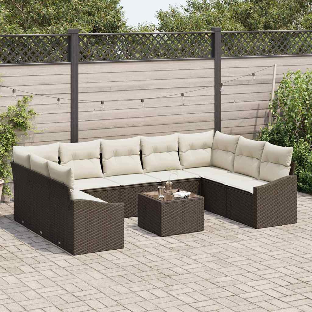 Outdoor-Ecksofa mit cremefarbenen Kissen und einem Couchtisch. Braune Korbmöbel auf einer Ziegelterrasse. Ein Zaun und Pflanzen befinden sich im Hintergrund.