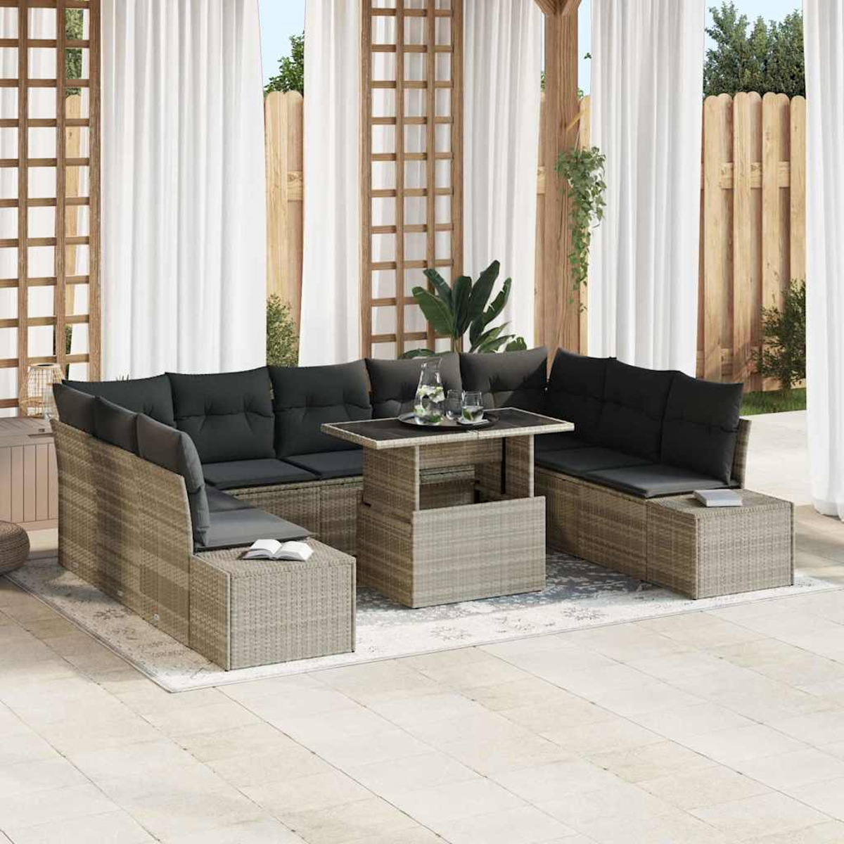 Garten-Sitzgruppe mit grauen Kissen, Tisch und weißen Vorhängen.