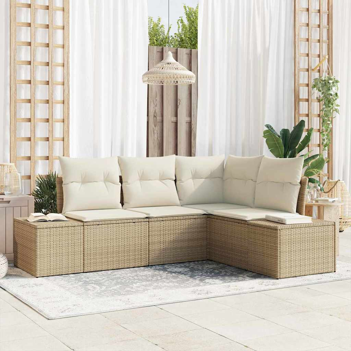 Geflochtenes Ecksofa mit cremefarbenen Kissen auf einer Terrasse. Weiße Vorhänge, Holzgitter und Hängelampe sichtbar.