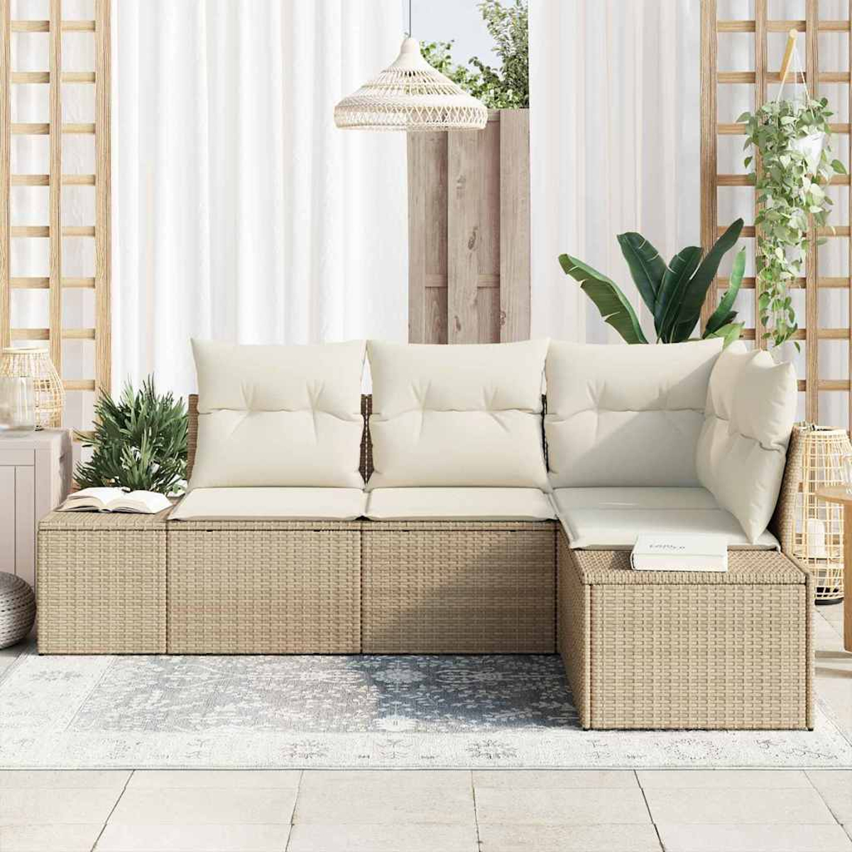 Ein Ecksofa im Freien mit beigefarbenen Kissen, umgeben von Pflanzen und einem Teppich. Eine weiße Lampe hängt darüber. Ein Buch liegt auf dem Sofa.