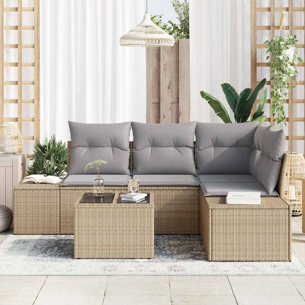 Ein Ecksofa mit grauen Kissen, einem kleinen Tisch und Hängepflanzen im Freien. Die Szene ist in einem hellen Außenbereich.