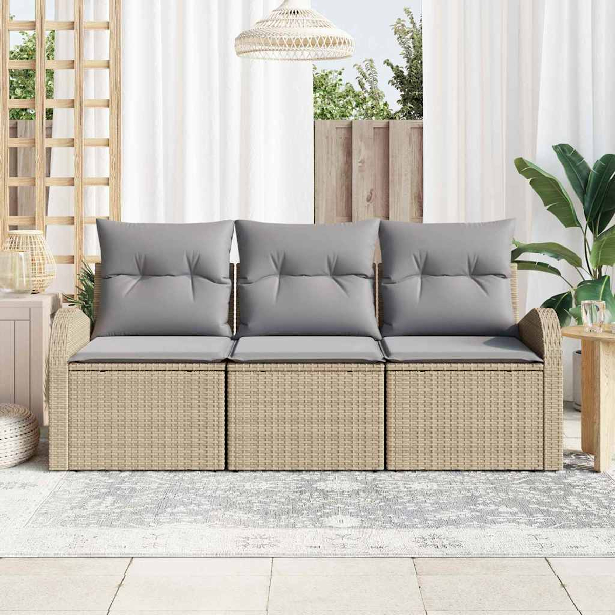 Ein Rattansofa mit grauen Kissen steht auf einer Terrasse, im Hintergrund sind Vorhänge und eine gewebte Lampe zu sehen.