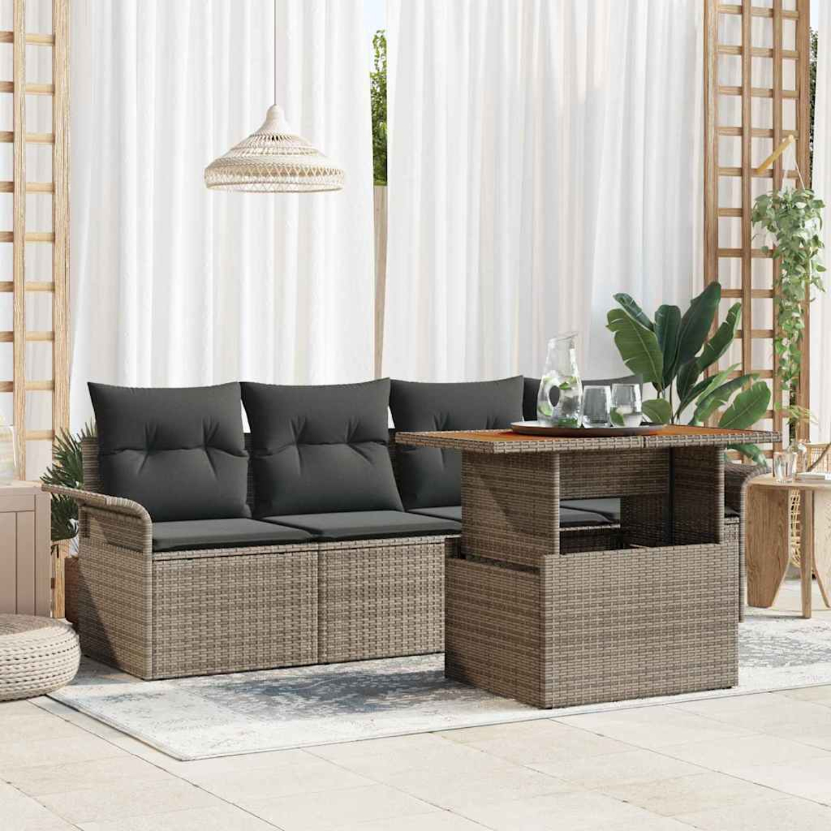 Außenbereich mit Korbmöbeln: Sofa, Tisch und Hängelampe. Weiße Vorhänge und Pflanzen schaffen eine gemütliche Atmosphäre.