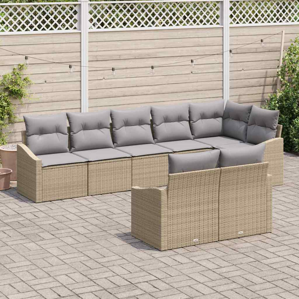 Outdoor-Sitzgruppe auf einer Terrasse. Beige Korbmöbel mit grauen Kissen. Holzzaun im Hintergrund.