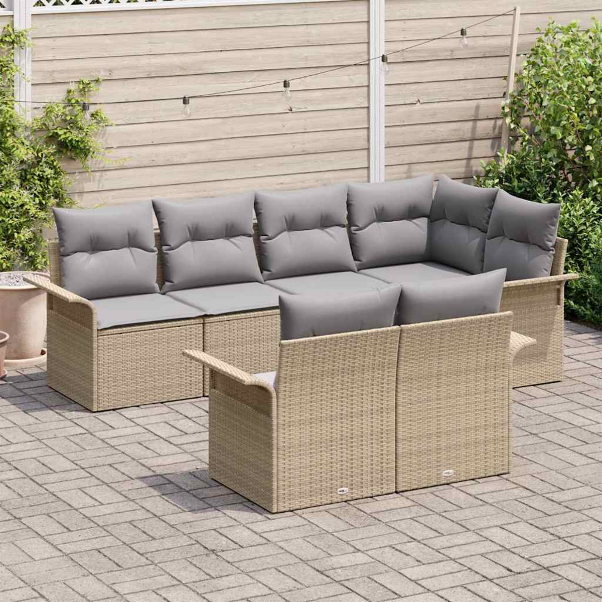 Outdoor-Wicker-Sofagarnitur mit grauen Kissen. Sie steht auf einer Ziegelterrasse vor einem Holzzaun und Grün.