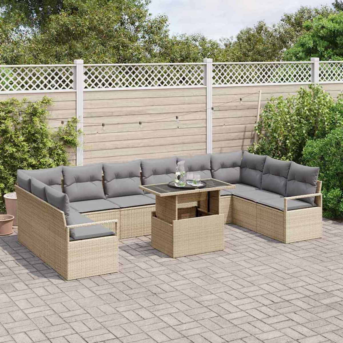 Garten-Sitzgruppe mit Couchtisch auf einer gepflasterten Terrasse. Im Hintergrund sind ein weißer Zaun und grüne Pflanzen zu sehen.