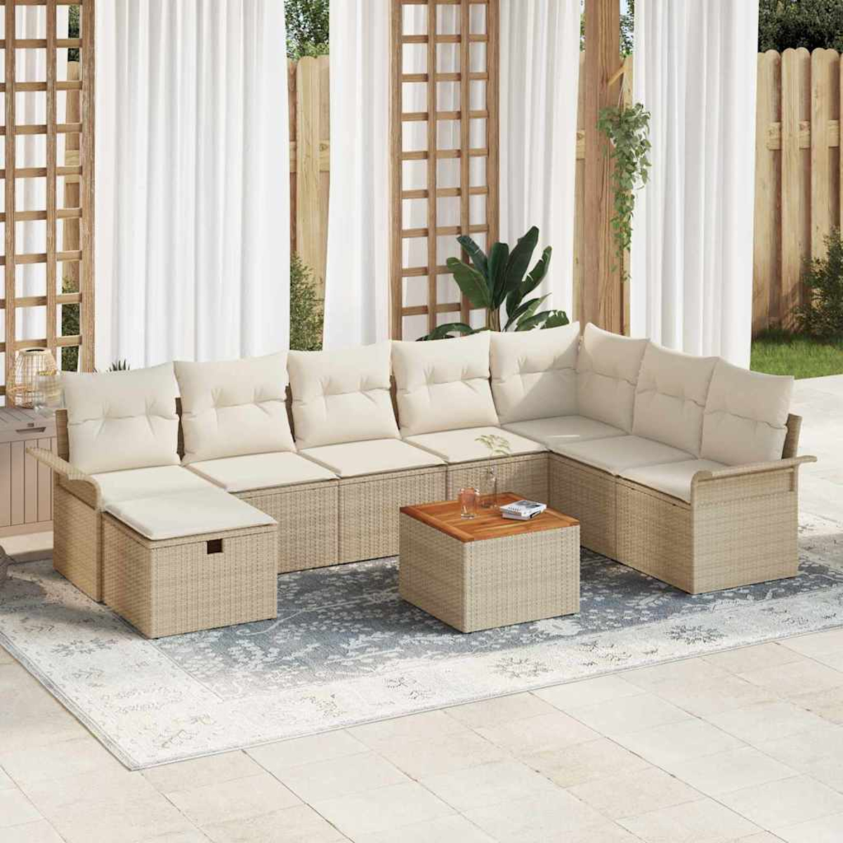 Outdoor-Ecksofa mit beigefarbenen Kissen und einem kleinen Holztisch auf einem gemusterten Teppich, Vorhänge im Hintergrund.