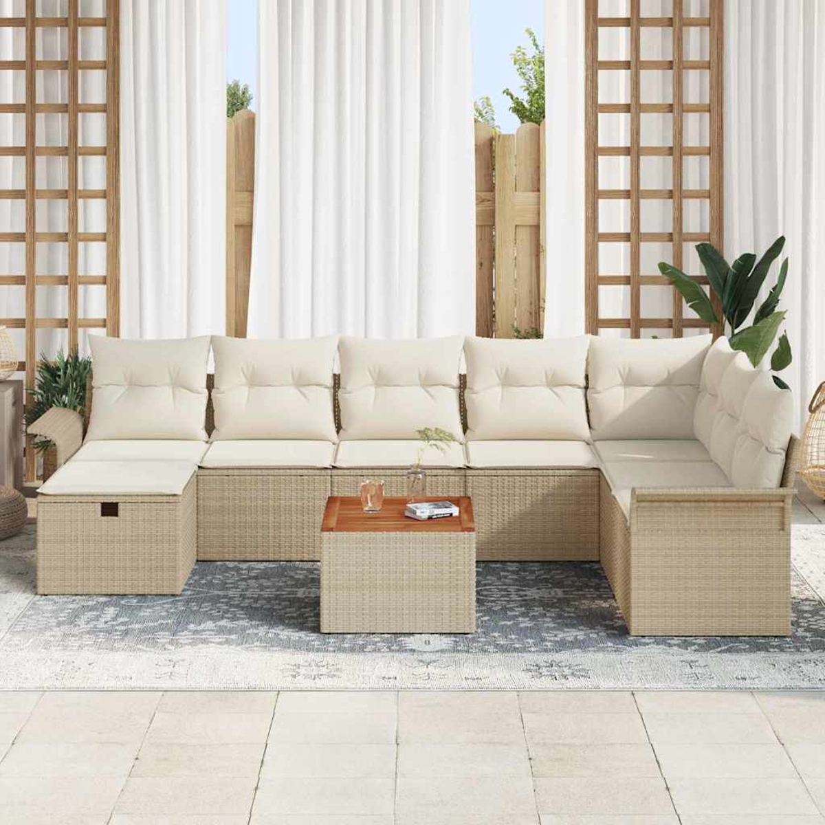 Outdoor-Ecksofa mit cremefarbenen Kissen und beigefarbenem Webgestell, einem Holztisch und weißen Vorhängen im Hintergrund.