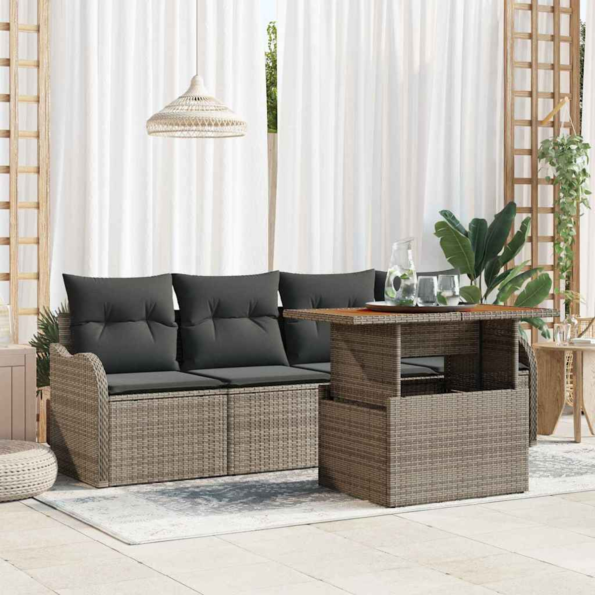 Szene im Freien mit einem geflochtenen Sofa und Tisch. Weiße Vorhänge im Hintergrund. Eine Hängelampe ist vorhanden.