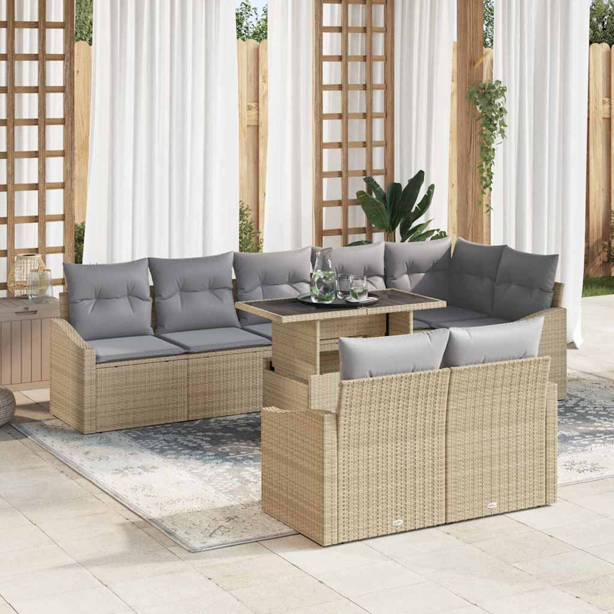 Gartenmöbel-Set aus Rattan mit grauen Kissen und einem Tisch. Weiße Vorhänge und Holzgitter im Hintergrund. Pflanzen sorgen für Natürlichkeit.