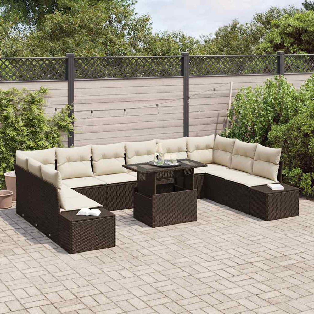 Outdoor-Ecksofa mit beigen Kissen und dunkelbraunem Korbgewebe. Ein Couchtisch mit Getränken und ein Garten im Hintergrund.