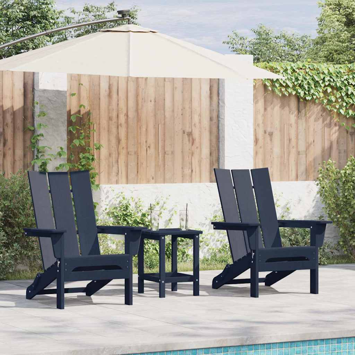 Zwei marineblaue Adirondack-Stühle und ein kleiner Tisch stehen in der Nähe eines Pools. Ein beiger Sonnenschirm spendet Schatten. Ein Holzzaun und Grünzeug sind im Hintergrund.