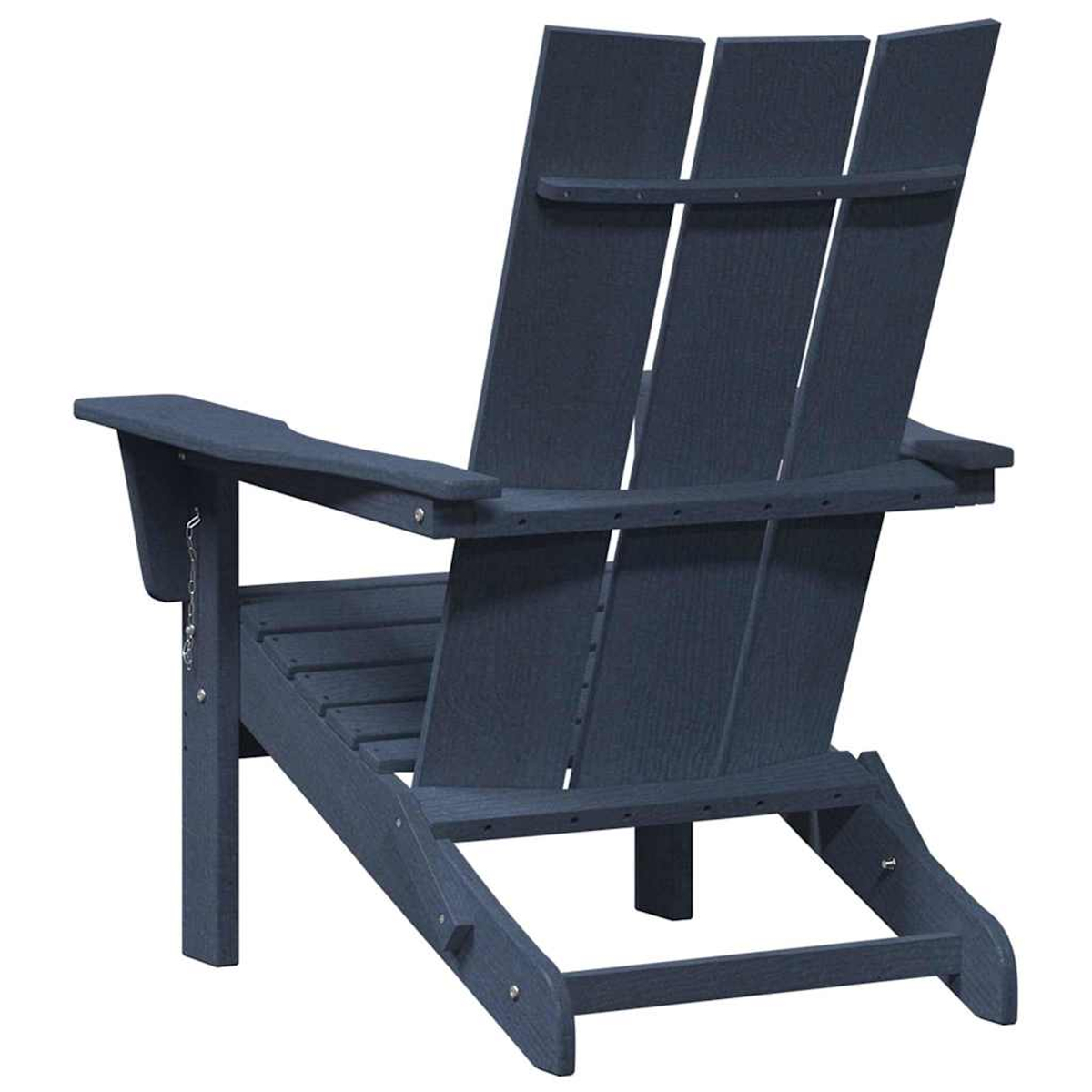 Una silla Adirondack azul vista desde atrás. Presenta respaldo de listones, reposabrazos y una cadena sujeta al brazo.