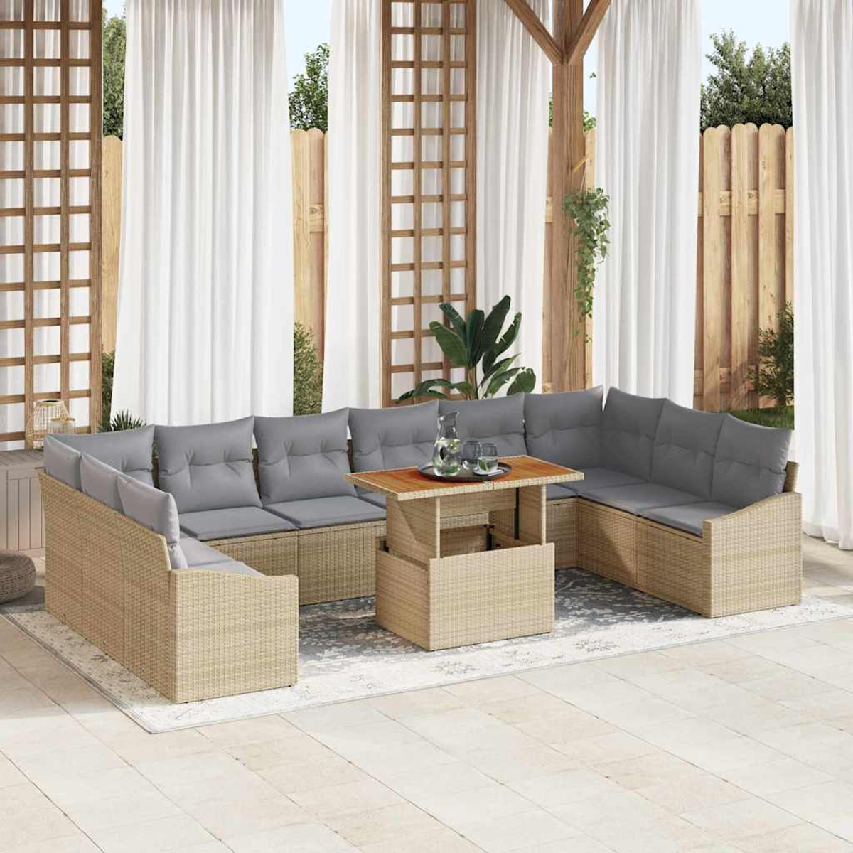 Garten-Sitzgruppe mit grauen Kissen und einem Holztisch. Weiße Vorhänge und ein Holzzaun sind im Hintergrund.