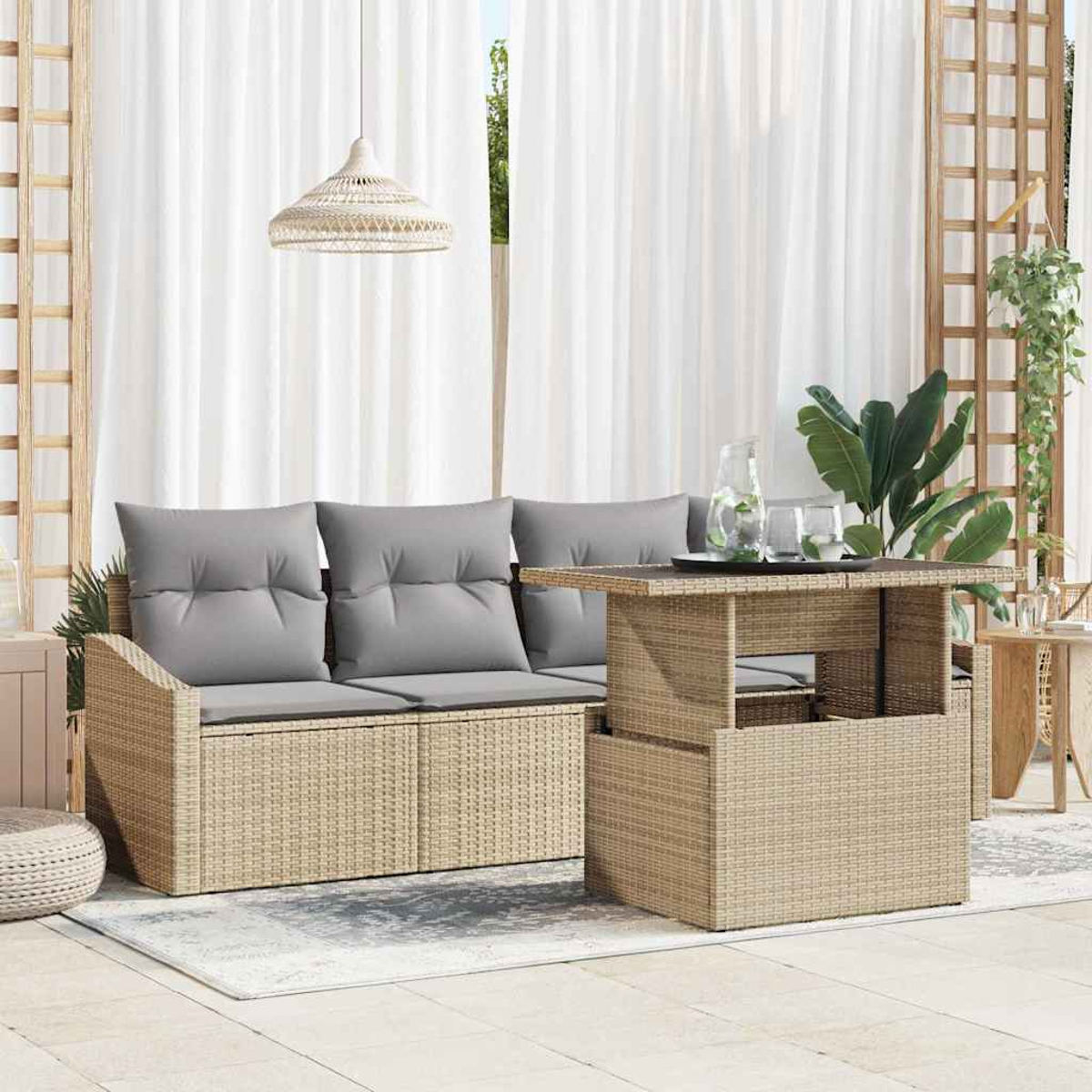 Terrassenset mit Sofa, Tisch und Pflanzen. Das Sofa hat graue Kissen. Über dem Tisch hängt eine gewebte Lampe.